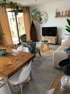 Una sala de estar con una mesa y sillas de madera. en LA PITA DEL POZO, en El Pozo de los Frailes