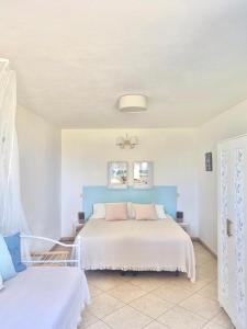 Schlafzimmer mit einem Bett mit blauem Kopfteil in der Unterkunft La Dimora di Ulisse in Santa Cesarea Terme