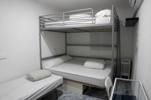 Habitación Familiar في مدريد: غرفة صغيرة بها سريرين بطابقين