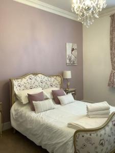 Lovely 1 bed flat in Victorian house 300m seafront tesisinde bir odada yatak veya yataklar