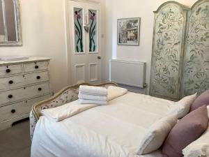 En eller flere senger på et rom på Lovely 1 bed flat in Victorian house 300m seafront
