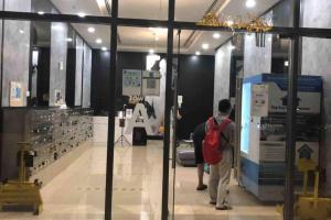 Tropicana 218 Macalister Water Purifier High Floor في جورج تاون: شخص يحمل حقيبة ظهر حمراء يقف في غرفة +29 صورة