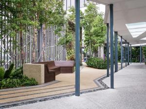 Tropicana 218 Macalister Water Purifier High Floor في جورج تاون: كرسي خشبي جالس في منتصف المبنى