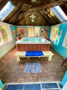 bañera de hidromasaje en una habitación con banco en Driftwood Country Apartment, en Skibbereen