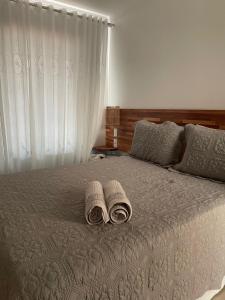 1 dormitorio con 1 cama con toallas en Pousada Ecó Milagres - Praia, en São Miguel dos Milagres