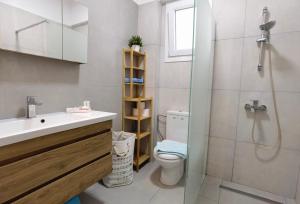 Koupelna v ubytování Lagonisi Apartment