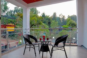 - Balcón con vistas, mesa y 2 sillas en K D's villa, en Mahabaleshwar