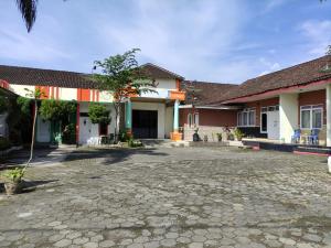 a courtyard of a house with at SPOT ON 91105 Hotel Salsabila in Magelang