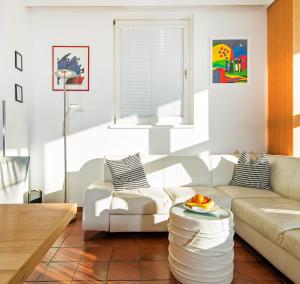利恩茨的住宿－CitySuite Lienz，客厅配有沙发和桌子