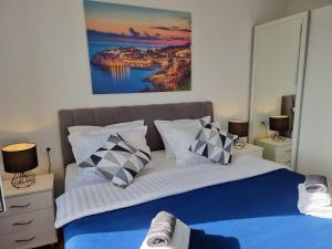 Postel nebo postele na pokoji v ubytování BlueSky Deluxe Apartment Free parking