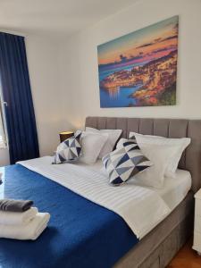 Postel nebo postele na pokoji v ubytování BlueSky Deluxe Apartment Free parking