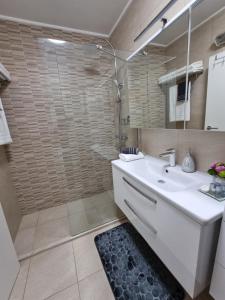 Koupelna v ubytování BlueSky Deluxe Apartment Free parking