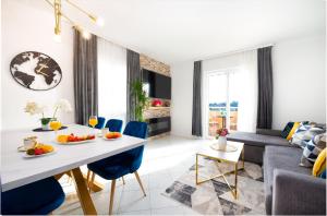 Posezení v ubytování BlueSky Deluxe Apartment Free parking + 25 fotografií