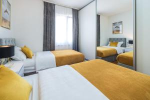 Postel nebo postele na pokoji v ubytování BlueSky Deluxe Apartment Free parking