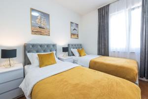 Postel nebo postele na pokoji v ubytování BlueSky Deluxe Apartment Free parking