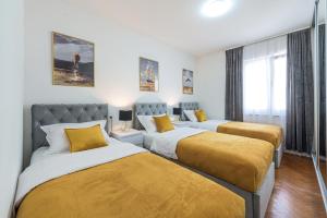 Postel nebo postele na pokoji v ubytování BlueSky Deluxe Apartment Free parking