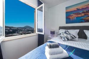Postel nebo postele na pokoji v ubytování BlueSky Deluxe Apartment Free parking