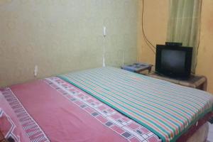 En eller flere senge i et værelse på SPOT ON 91105 Hotel Salsabila