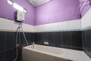 SPOT ON 91105 Hotel Salsabila tesisinde bir banyo