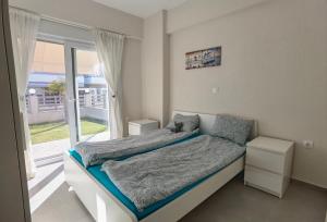 Postel nebo postele na pokoji v ubytování Lagonisi Apartment
