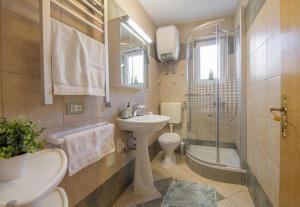 Kúpeľňa v ubytovaní Apartmani Tena + 37 fotografií