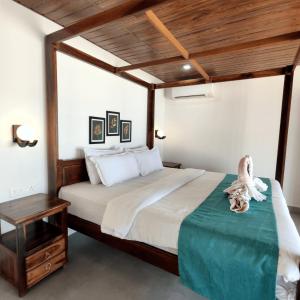 Łóżko lub łóżka w pokoju w obiekcie The Shore beach resort Palolem