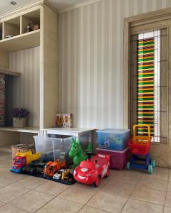 um comboio de brinquedo no chão numa sala em Divá Kačica Restaurant & Pansion em Komárno
