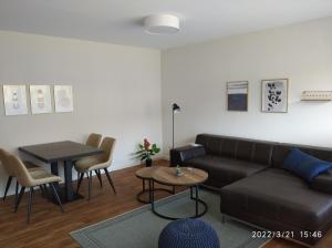salon z kanapą i stołem w obiekcie Apartment24 w mieście Lügde