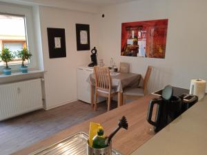 cocina y sala de estar con mesa y comedor en Ferienwohnung Jansen "Drei" en Bad Schwalbach