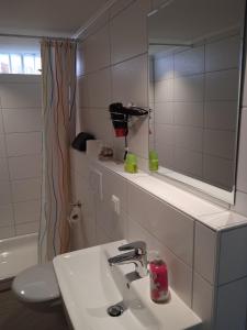 y baño con lavabo y espejo. en Ferienwohnung Jansen "Drei" en Bad Schwalbach