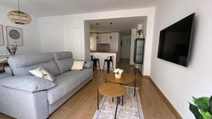 TV a/nebo společenská místnost v ubytování Amelia de Mar Parking