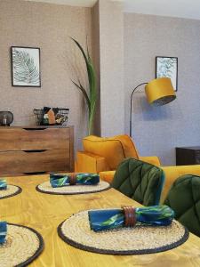 sala de estar con 2 sillas y mesa en Executive Apartment nr NEC, BHX, Resorts World, en Hampton in Arden