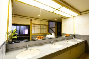 a bathroom with three sinks and a large mirror at 高野山 宿坊 龍泉院 -Koyasan Shukubo Ryusenin- in Koyasan