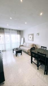 Un dormitorio con una cama y una mesa dentro. en Apartamento VISTA MAR, en Salou