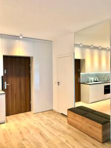 ポゴジェリツァにあるApartament Rodzinny Z Dużym Tarasemのリビングルーム(ベッド1台付)、キッチンが備わります。