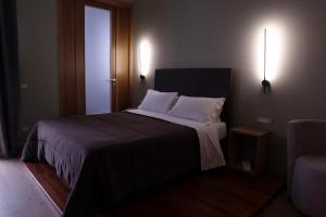 Voodi või voodid majutusasutuse Manhattan Room & Suite toas
