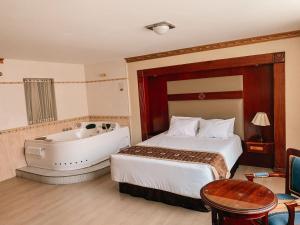 a hotel room with a bed and a bath tub at Hotel Oro Inn in Lima