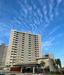 薩利諾波利斯的住宿－Salinas Premium Resort，蓝天前的大建筑