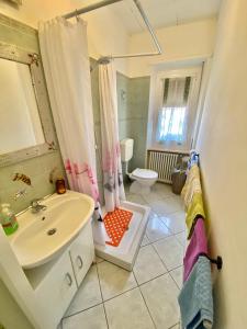 Appartamento suite Raffaella con spettacolare vista panoramica tesisinde bir banyo