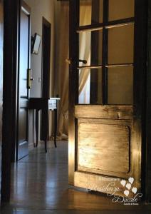 una puerta de madera en una habitación con suelo de madera en Residenza Ducale, en Bovino