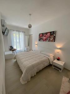 um grande quarto branco com uma cama grande em Bed and Breakfast Il Limone em San Pasquale