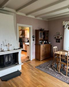 Dapur atau dapur kecil di Sjarmerende hus med veldig stort uteareal.
