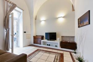 sala de estar con sofá y TV en Xenia Old Town - Lecce Selection en Lecce