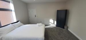 APARTMENT in BARNSLEY CENTRAL客房内的一张或多张床位