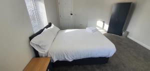 APARTMENT in BARNSLEY CENTRAL客房内的一张或多张床位