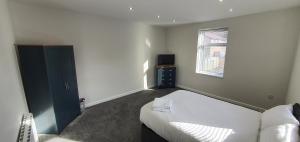 APARTMENT in BARNSLEY CENTRAL客房内的一张或多张床位