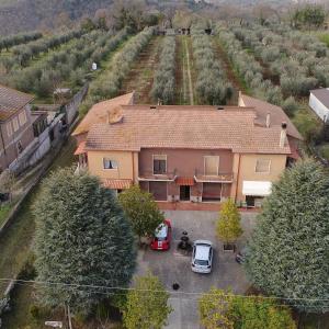 an aerial view of a house with a car parked in a parking lot at LE RADICI in Civitella dʼAgliano
