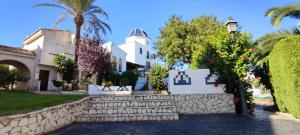 A garden outside Townhouse with bbq and pools - Costa Hispania
