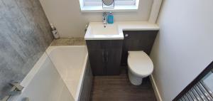 APARTMENT in BARNSLEY CENTRAL的一间浴室