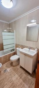 Kúpeľňa v ubytovaní Cozy apartment 200m from the beach